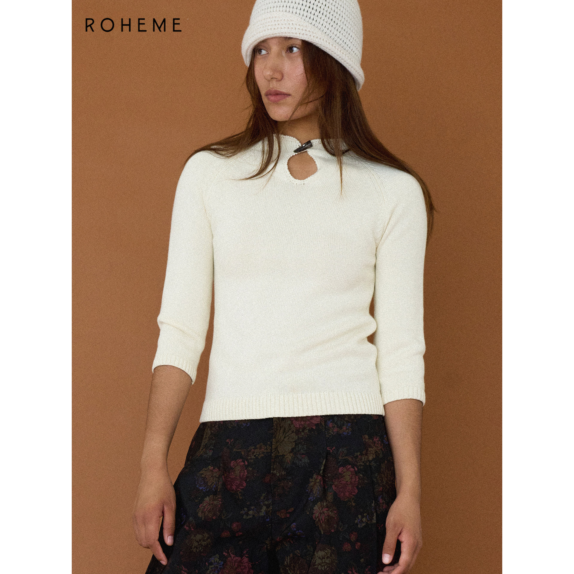 Roheme 26秋季半开领中袖针织衫小立领镂空牛角扣五分袖打底毛衣