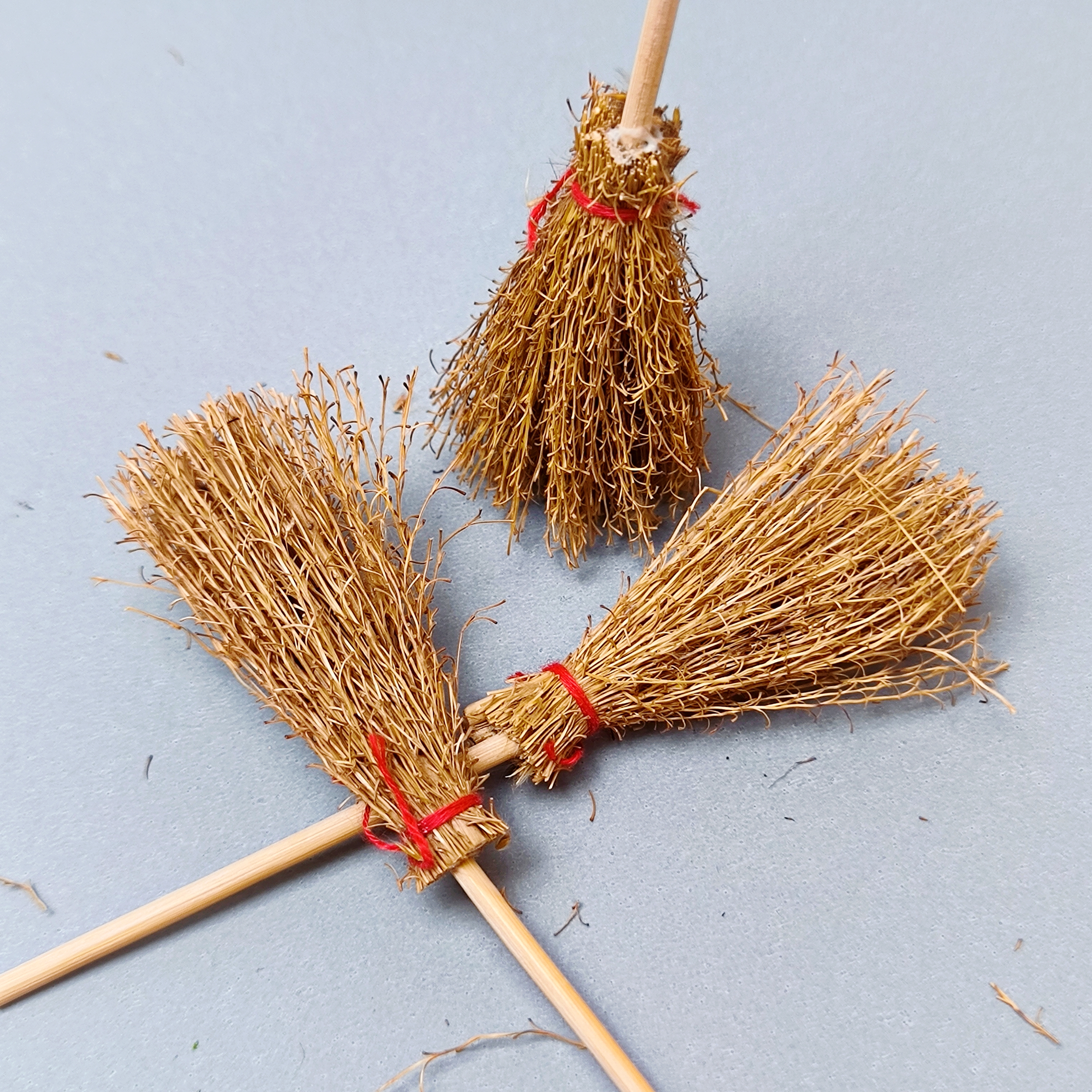 手工捆扎天然芒草小扫帚微缩摆件