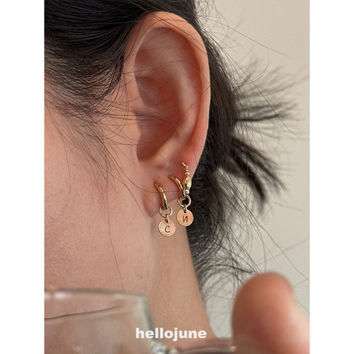 hellojune 英文字母圆牌吊坠耳环 美国14k包金迷你金色耳扣耳骨环