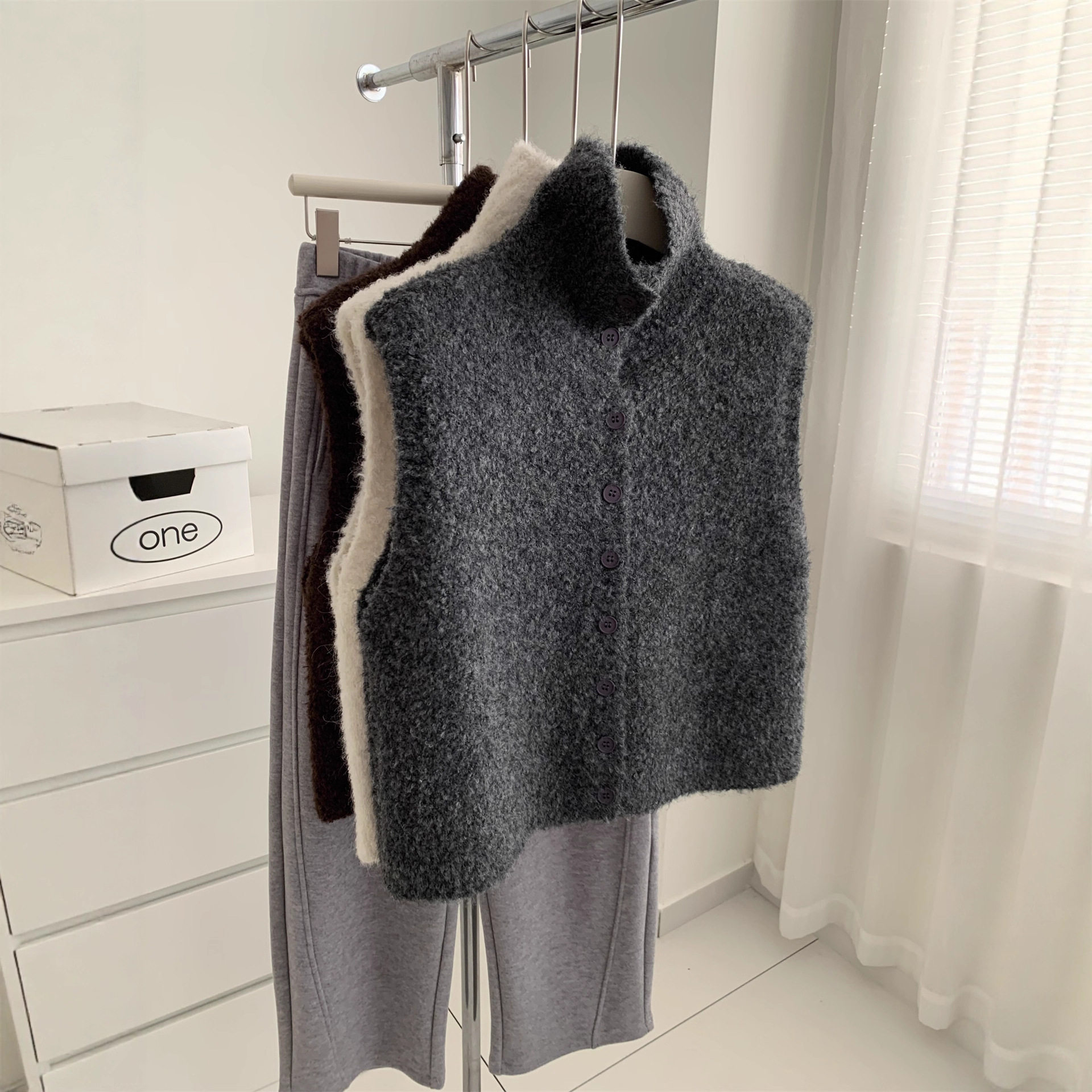 日韩洋气复古圈圈纱高领针织背心女韩系百搭秋冬叠穿纽扣羊毛马甲