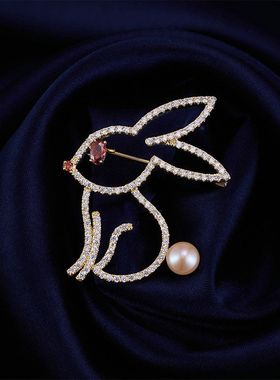 小众设计可爱小兔子镂空胸针高级感轻奢气质淡水珍珠服饰配件胸花