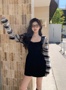 MOMONANA百褶打底针织连衣裙毛毛拼色坎肩