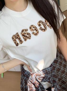 MOMONANA秋季街头百搭舒适豹纹刺绣白色纯棉短袖T恤白色牛仔裤