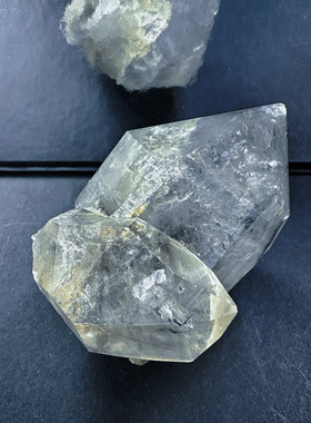 天然双生闪灵摆件 带黑胆带流沙 65x50x66mm 198g