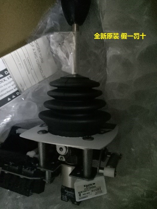 现货XD4PA24 XD4PA24施耐德4 向游戏棒控制器 弹簧复位 全新原装