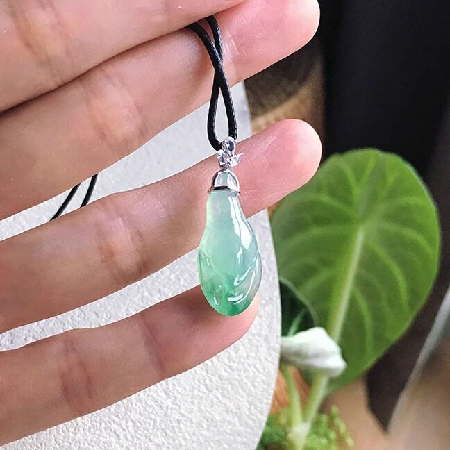 翡翠玉兰花吊坠冰飘绿起胶