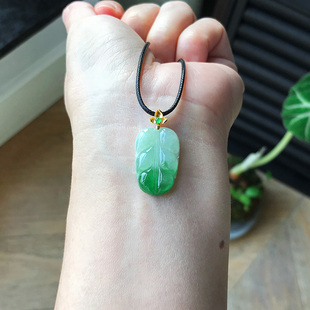 缅甸料自然光实拍天然A货翡翠叶子飘阳绿辣色绿花吊坠带证书18k金
