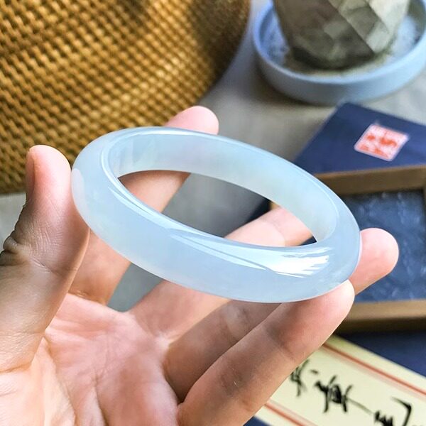 A货翡翠手镯冰糯种淡蓝晴水起胶