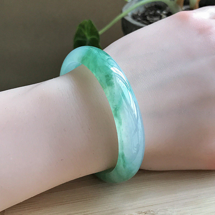 A货翡翠手镯冰种飘绿花阳绿