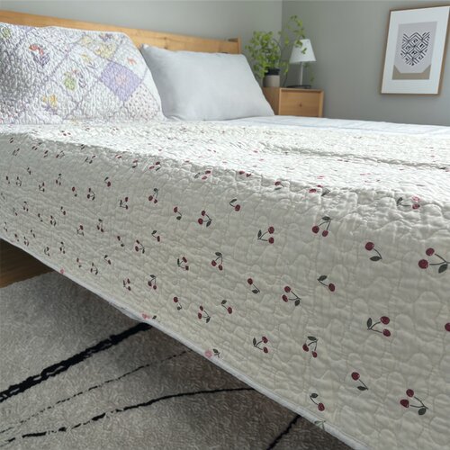 2026春上新双面纯棉白底樱桃清新小床盖120*205厘米