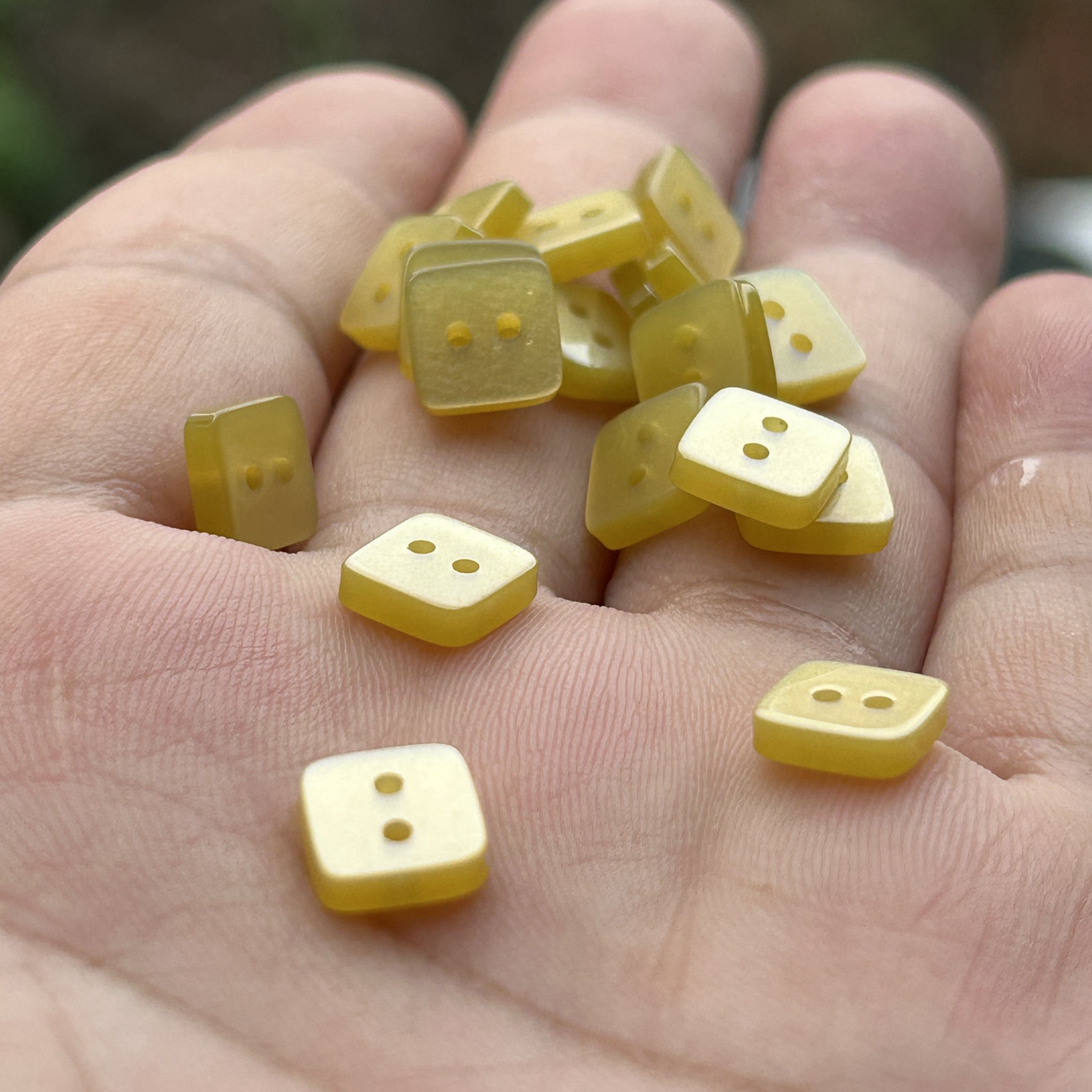 8*8mm橄榄黄色方形衬衣纽扣