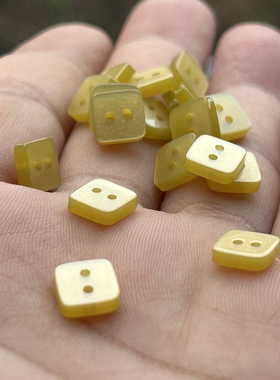 8*8mm橄榄黄色方形衬衣纽扣高档再生珠光效果女仕异形衬衫小扣子