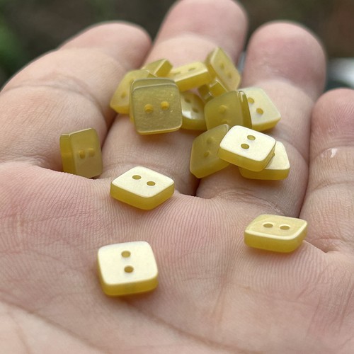8*8mm橄榄黄色方形衬衣纽扣