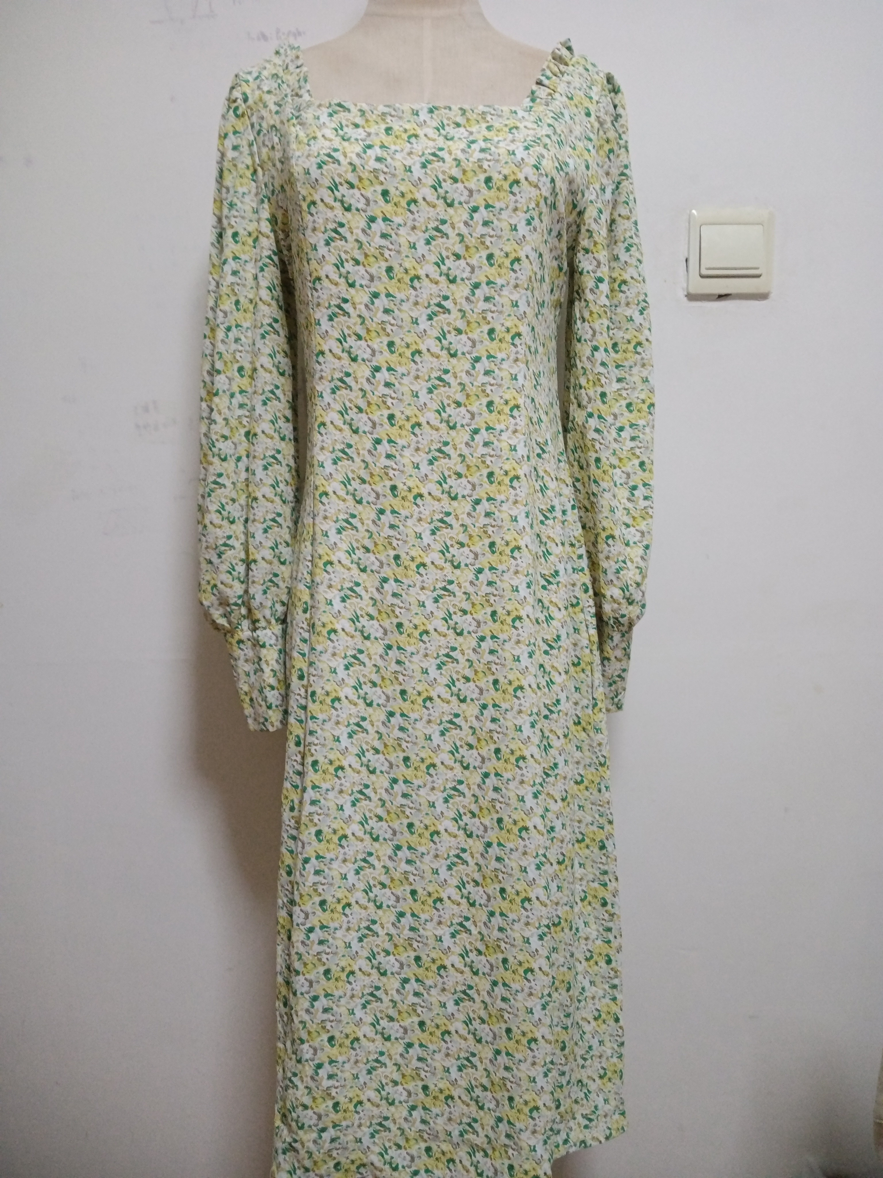 方领印花连衣裙长袖女春秋绿色碎花裙喇叭袖收腰显瘦中长款裙子