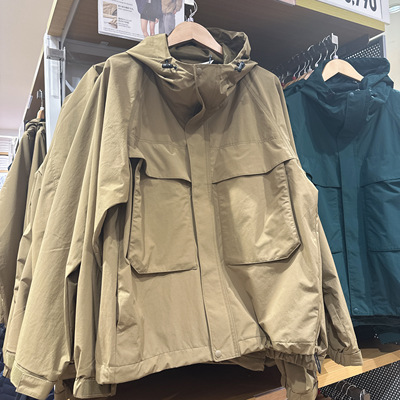 优衣库女款多色防风连帽冲锋衣