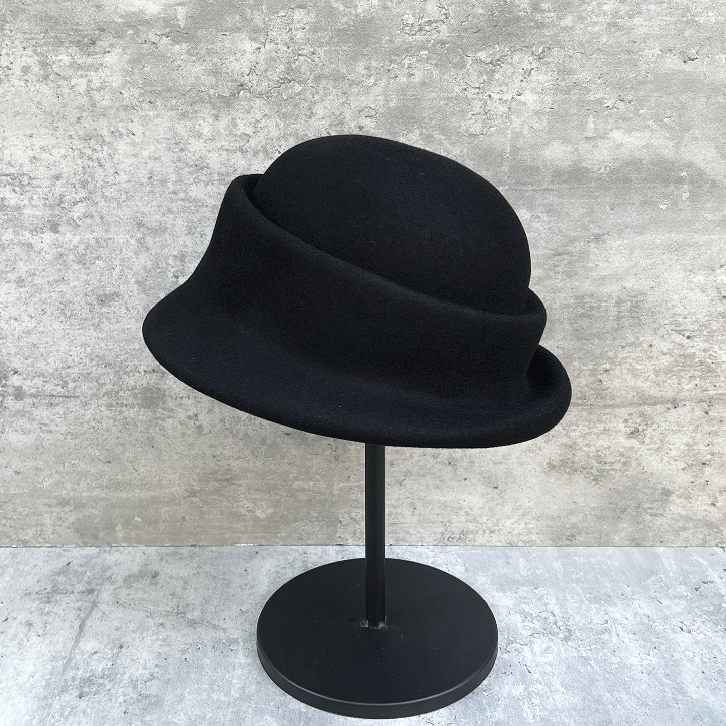 千金风优雅羊毛呢定型礼帽女秋冬轻奢翘边圆顶保暖褶皱短帽沿盆帽