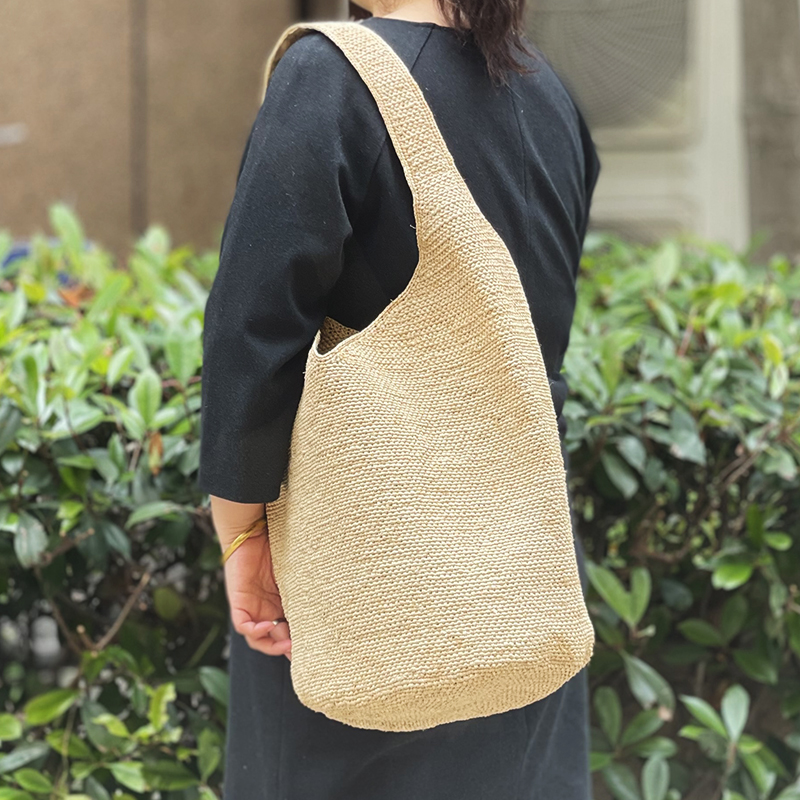 大容量水桶包拉菲草手编旅游包夏