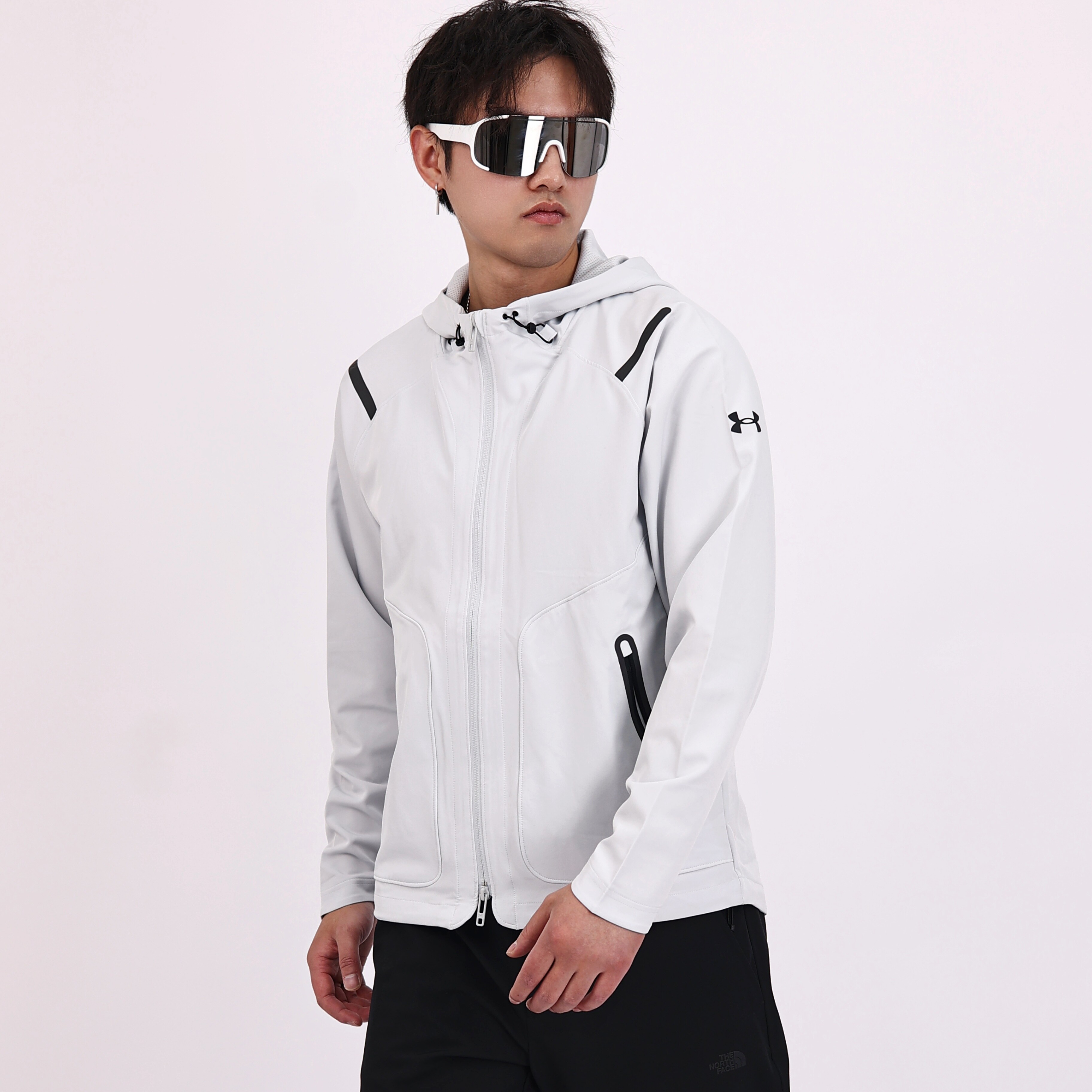 UA安德玛外套男款运动时尚防风舒适透气梭织休闲连帽夹克 1370494