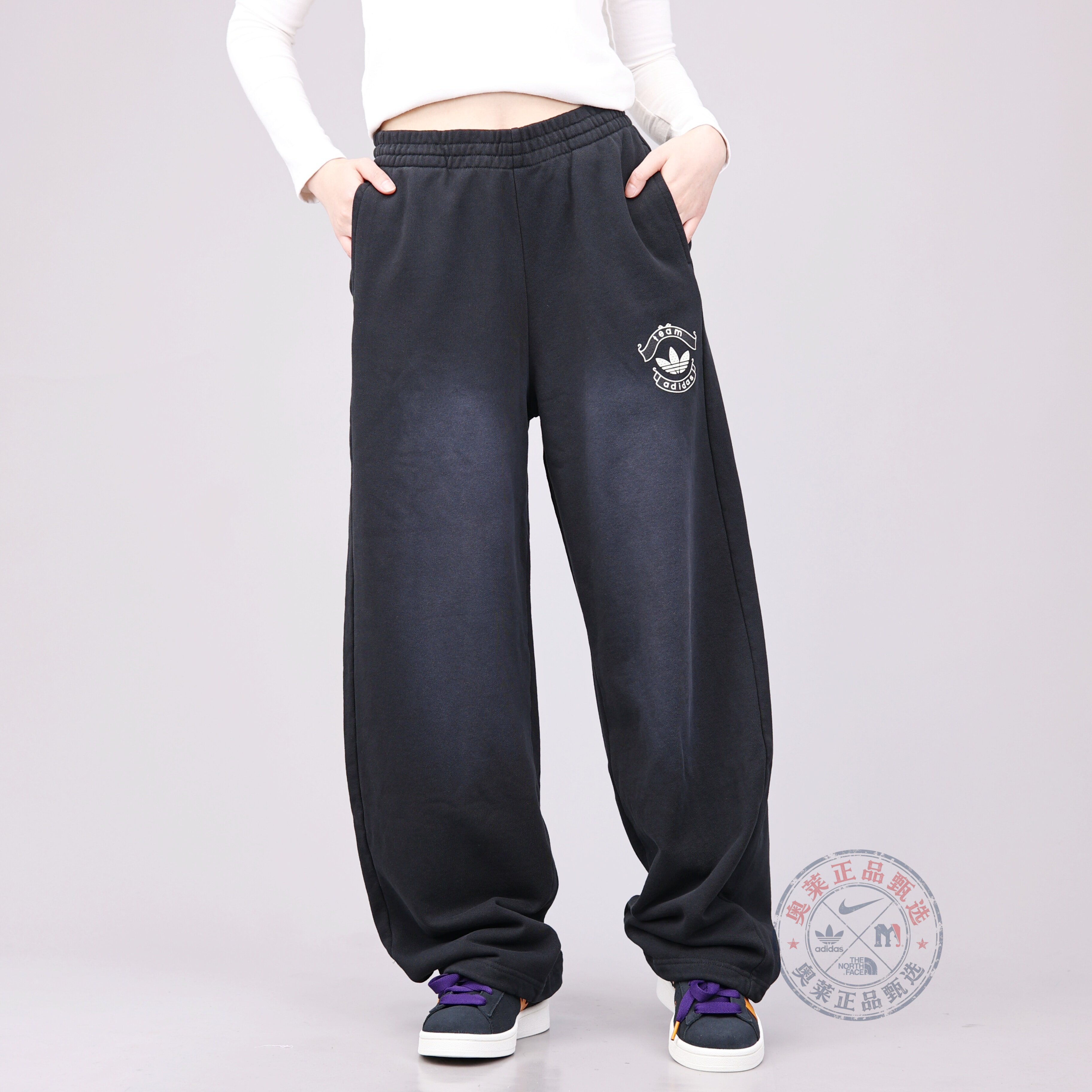 Adidas阿迪达斯25秋冬新款三叶草女子刺绣做旧运动直筒长裤KC5872
