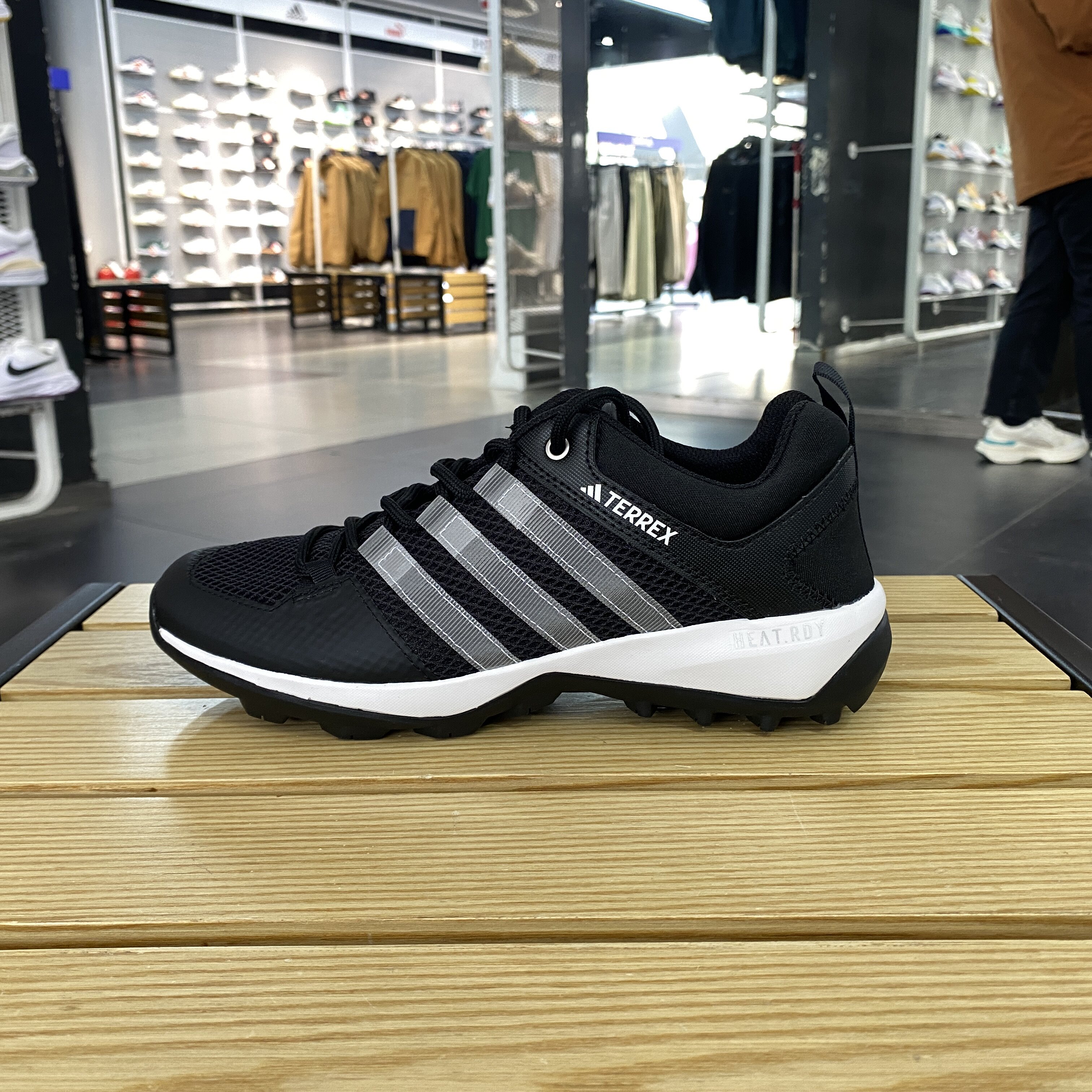 adidasTERREX透气登山溯溪鞋