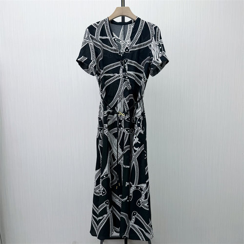 恩●2026夏季新品 法式v领连衣裙女气质显瘦小清新a字茶歇裙931