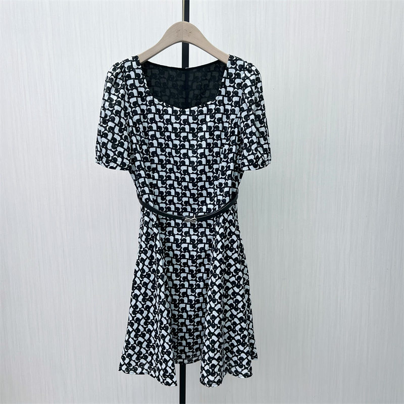 恩●2025夏季新品 法式方领连衣裙女气质显瘦小清新a字茶歇裙836