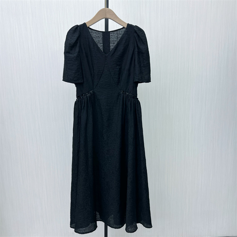 良月●2025夏季新 法式v领连衣裙女气质显瘦小清新a字茶歇裙8560