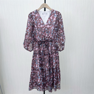 香●2025春季新品 法式碎花v领连衣裙女气质显瘦小清新茶歇裙1572