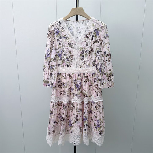 芭●2026秋季新品 碎花v领连衣裙女气质淑女别致a字茶歇裙4018