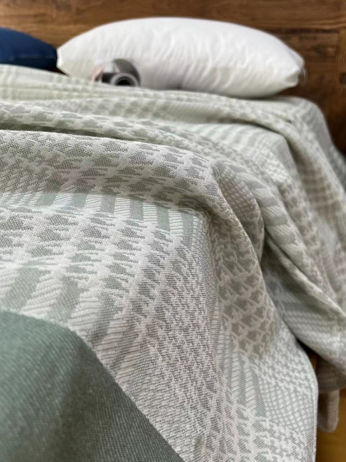 LIU DAJIE의 제조업체인 WEIXIA는 고아 제품을 저가 가공하며 차가운 담요 담요 싱글 및 더블 담요로 펴서 덮을 수 있습니다