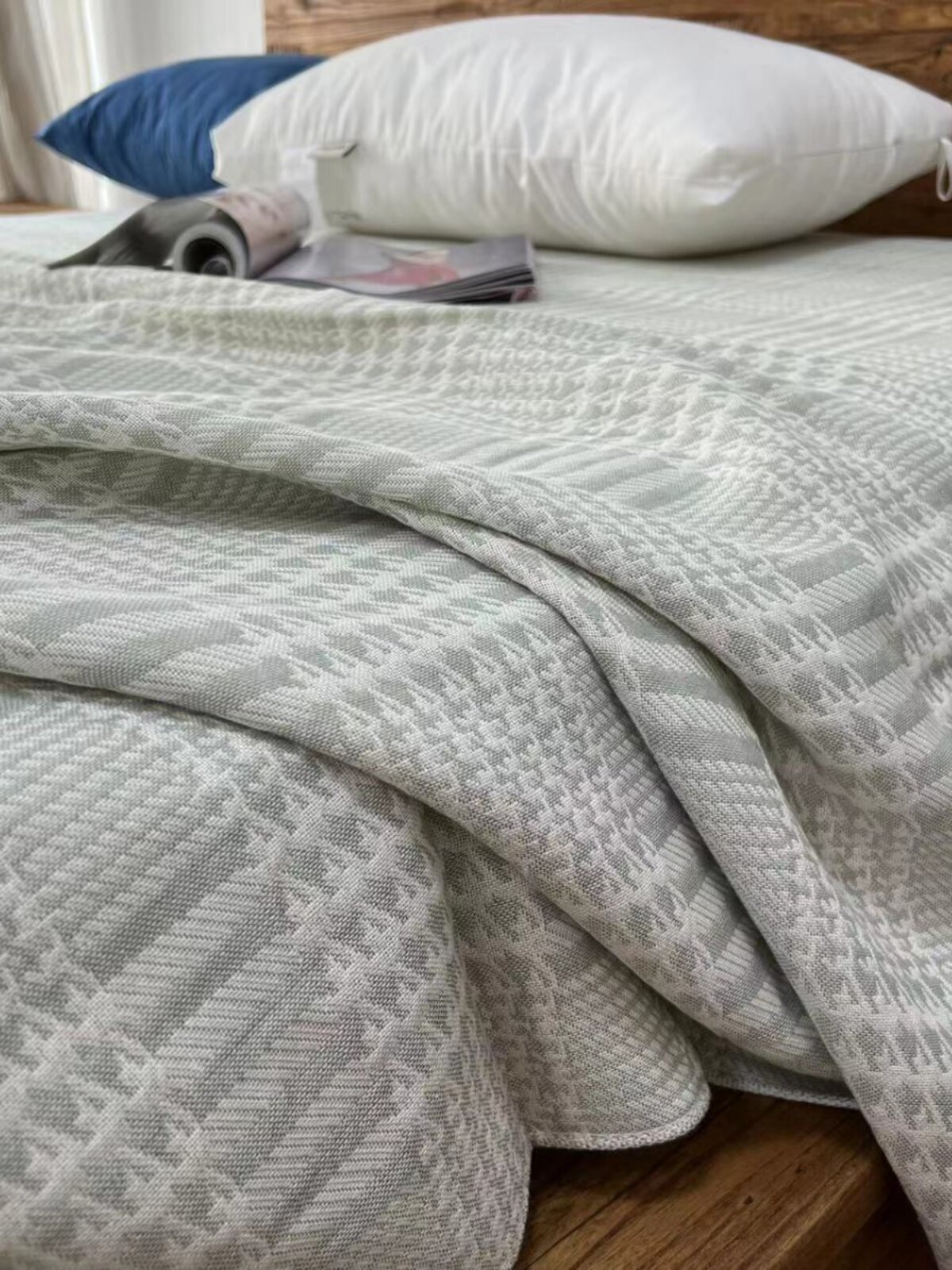 LIU DAJIE의 제조업체인 WEIXIA는 고아 제품을 저가 가공하며 차가운 담요 담요 싱글 및 더블 담요로 펴서 덮을 수 있습니다