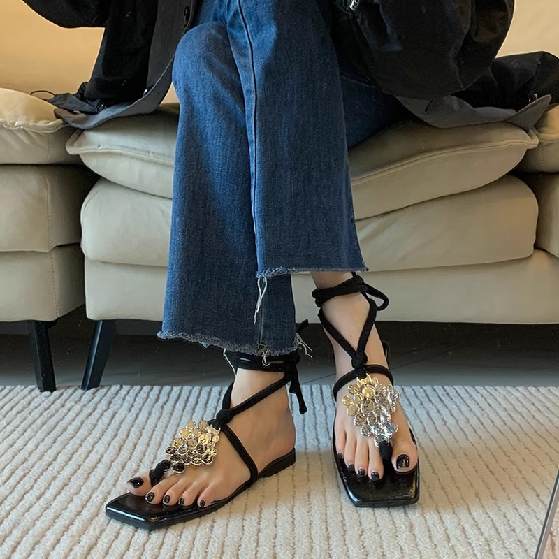 平底交叉系带夹趾凉鞋女鞋子2025夏季新款度假风葡萄金属扣罗马