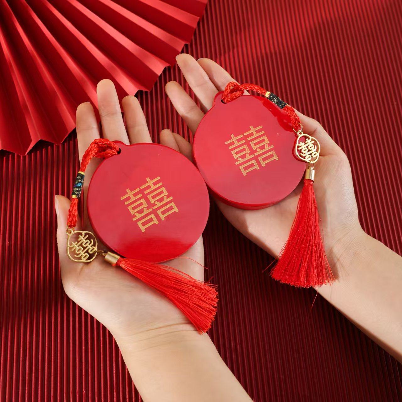 新娘用红色压腰带孔镜子婚庆用品结婚挂胸口迷你悬挂图案随机新品,节庆用品/礼品,婚房装扮用品,淘宝优惠券,粉丝福利购,淘宝优惠卷