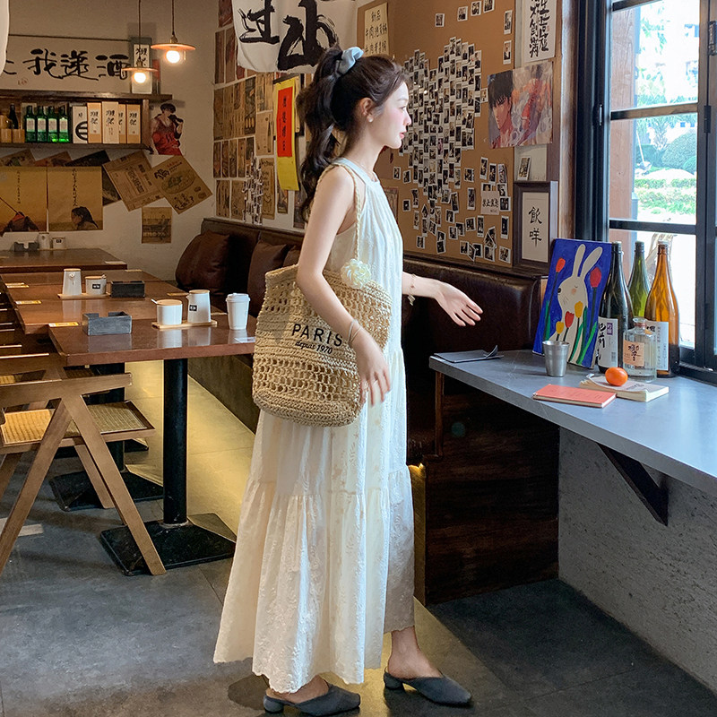白色露肩挂脖连衣裙女刺绣2025夏季新款法式气质女神范度假风长裙,女装连衣裙,乔安迪