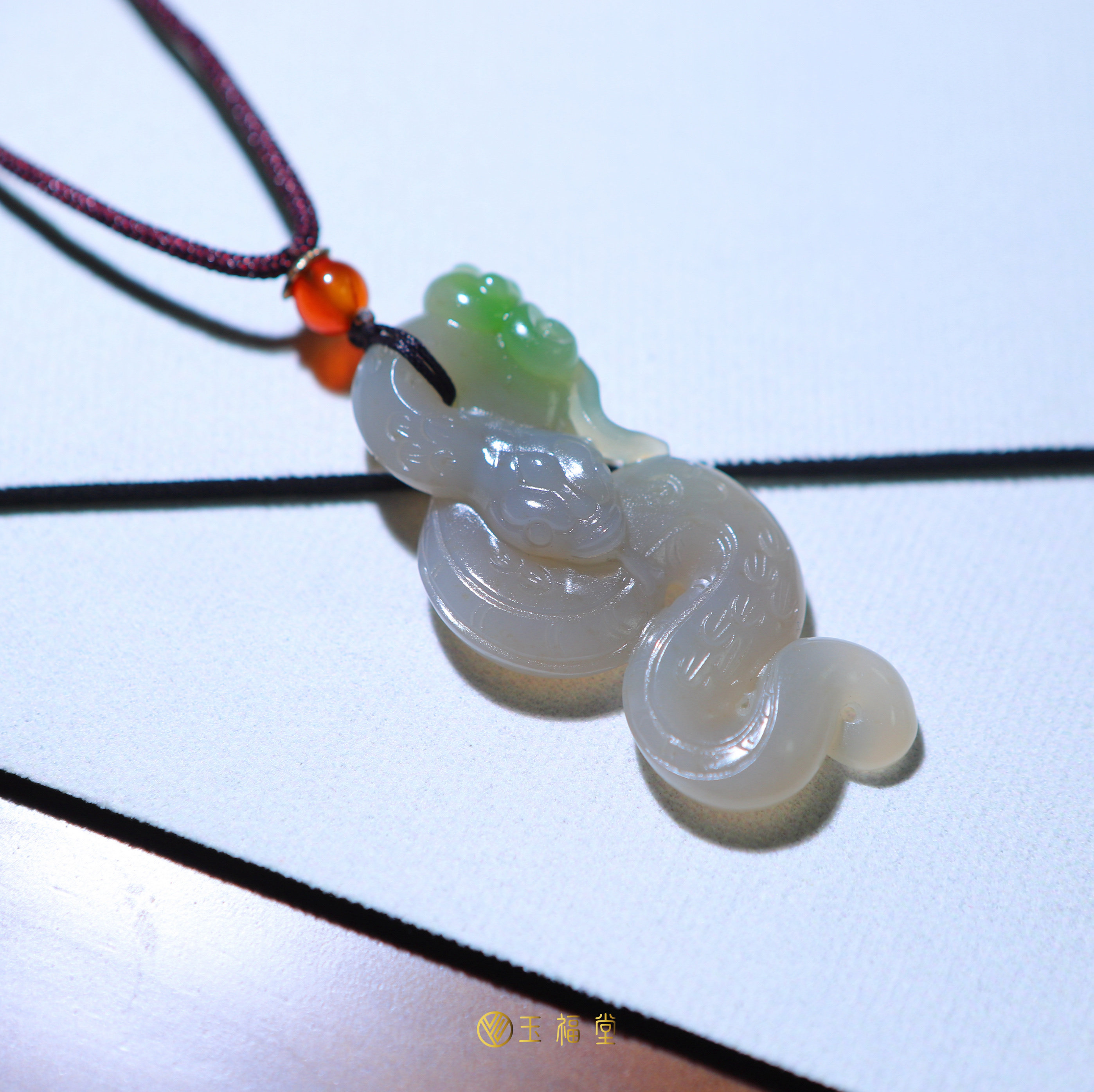 玉福堂 | 天然和田玉翠青烟紫双色随型挂件 生肖蛇