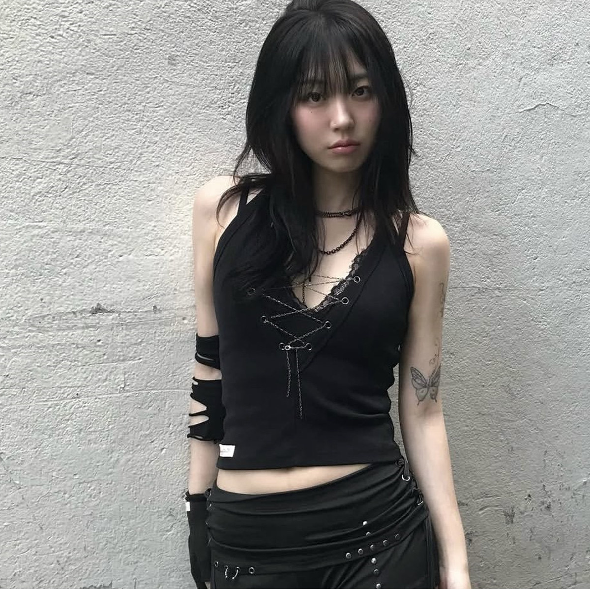gagaopt2026新款朋克风黑色V领系带吊带背心女小个子短款露脐上衣
