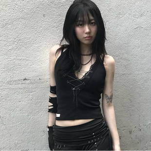 gagaopt2026新款朋克风黑色V领系带吊带背心女小个子短款露脐上衣