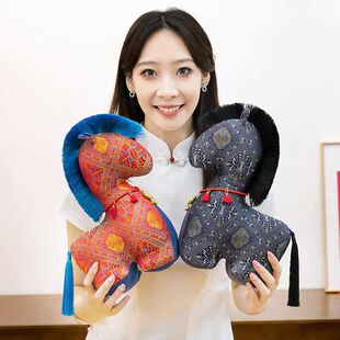 2026马年吉祥物公仔可爱马玩偶民族风生肖布艺马挂件摆件装饰礼品