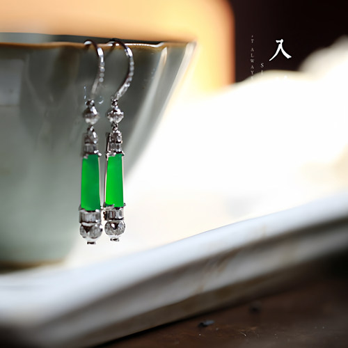 满绿马鞍翡翠18k白金耳坠