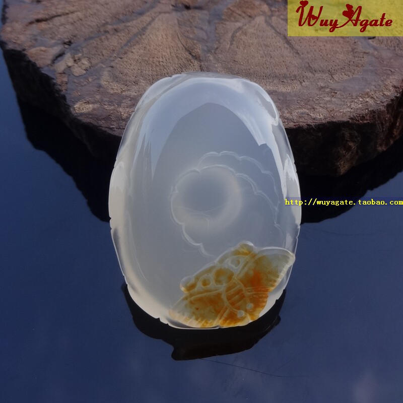 马料纯天然原色无烧白冰玉髓玛瑙吊坠女款俏雕荷叶蝴蝶项坠无优化