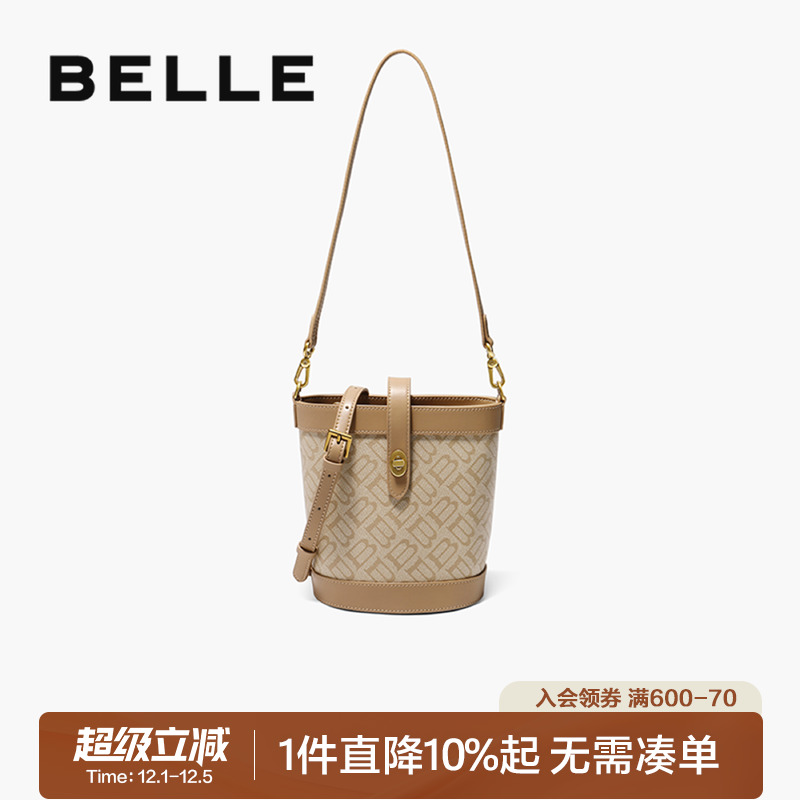 百丽2025新款复古老花休闲水桶包