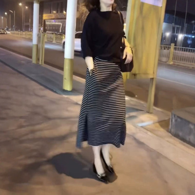 26103大爱美依缘2026夏季新款纯色宽松T恤侧边开叉条纹半身裙女装