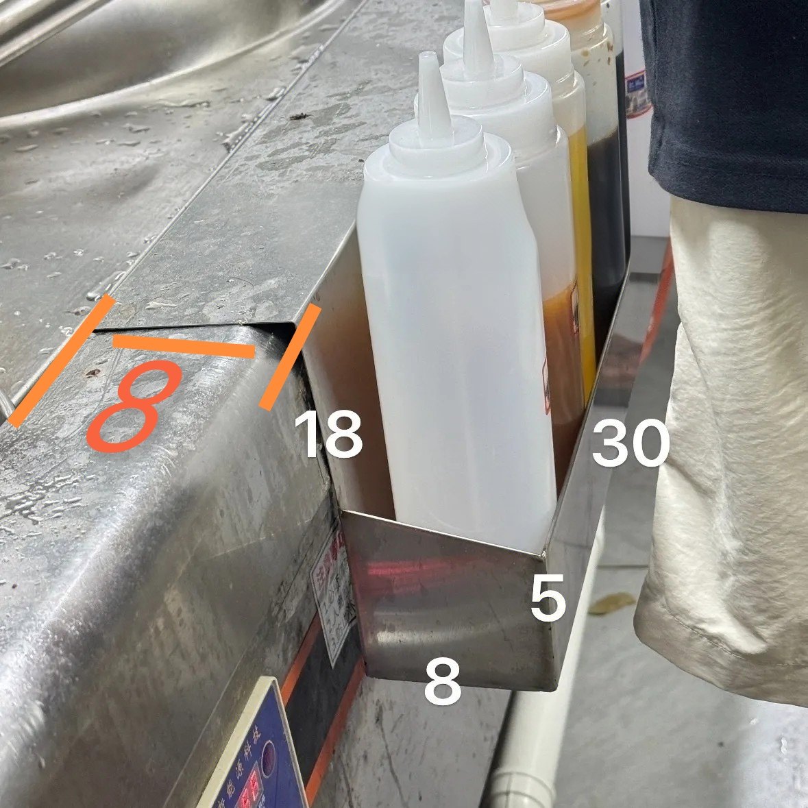 不锈钢挤瓶架厨房调料置物架免打孔多功能调味料品罐子收纳架新款