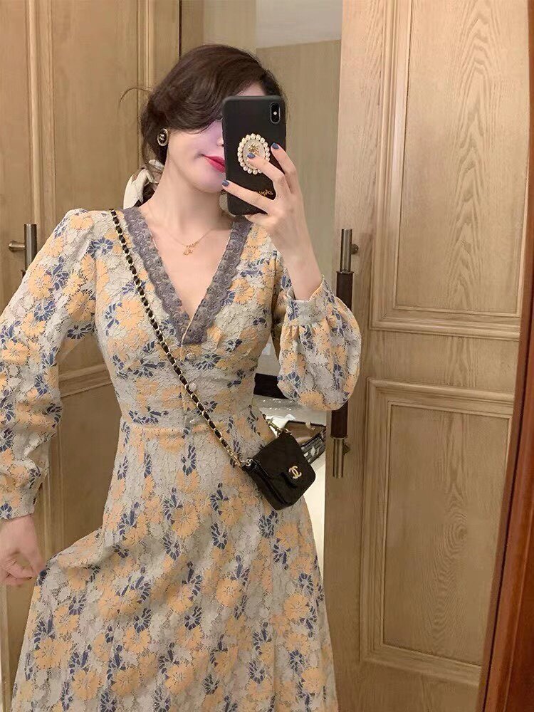 网红同款连衣裙法式复古蕾丝V领修身显瘦名媛风秋冬女装时尚