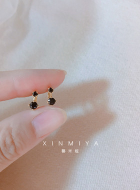 甜酷个性小巧黑色锆石小耳扣气质百搭轻奢耳圈女睡觉不用摘的耳环