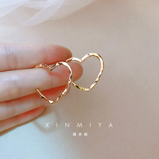 韩国小众设计感爱心耳环女高级气质心形耳圈2026年新款潮耳钉秋季