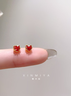 2026年新款红色爱心新年耳钉简约小巧设计精致耳环圣诞礼物耳饰女