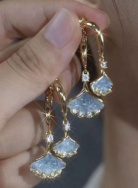 一款两戴蓝色银杏叶锆石耳环小众设计感轻奢满钻高级感洋气耳饰女