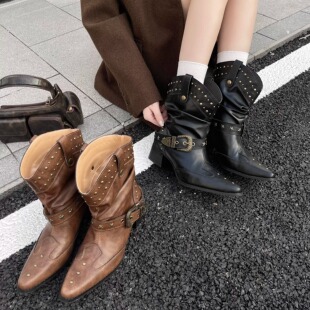 小众尖头皮带扣马丁靴2025冬季新款复古铆钉短靴女粗跟显瘦机车靴