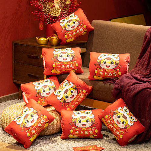 马年新年卡通暖手抱枕午睡枕头